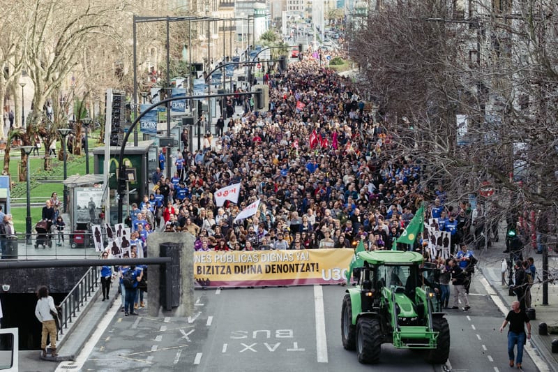 La manifestación acercándose al Boulevard. Fotos: Santiago Farizano