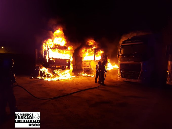 Hernani fuegos Arden camiones en un aparcamiento del barrio Florida de Hernani
