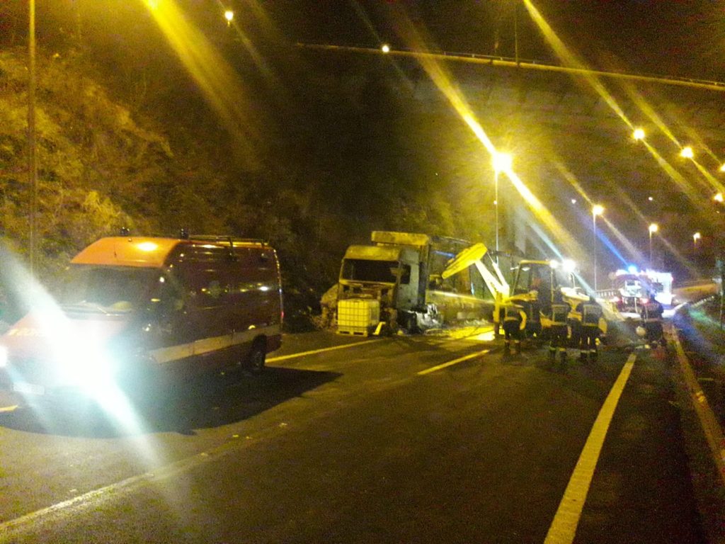 IMG 20200117 WA0000 El incendio de un camión bloquea la variante de Donostia en dirección a Irun