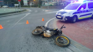 P00106 174125 Un herido en un nuevo accidente entre moto y coche en las carretas gipuzkoanas
