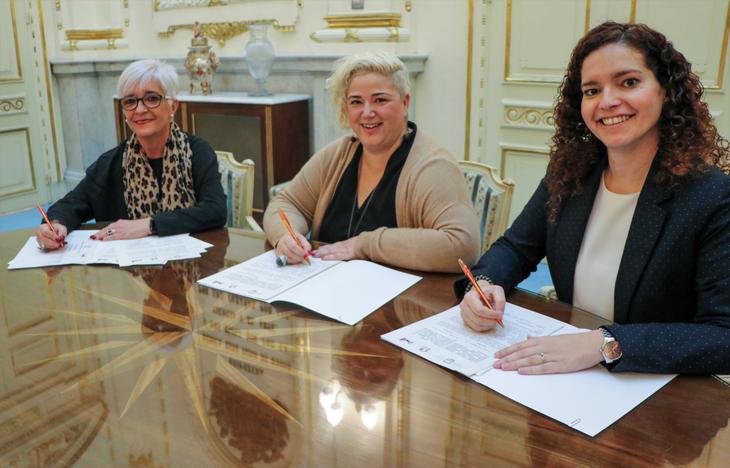 La diputada Maite Peña firmando el convenio.Foto: Gipuzkoako Foru Aldundia