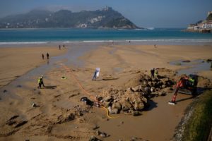 2020 0224 12384100 800x533 1 300x200 - Albaola busca los restos de un barco en la playa de la Concha