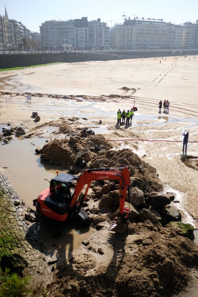 2020 0224 12485800 1024x1536 1 Albaola busca los restos de un barco en la playa de la Concha