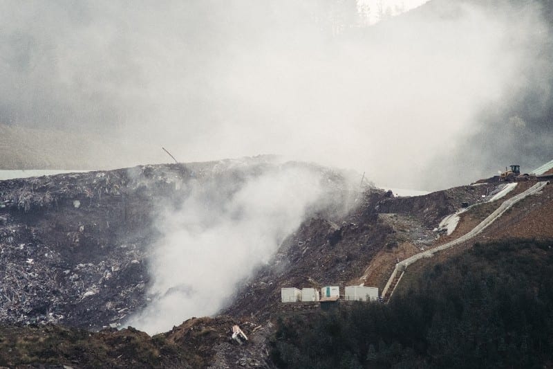 Vertedero de Zaldibar durante los incendios. Foto: Santiago Farizano