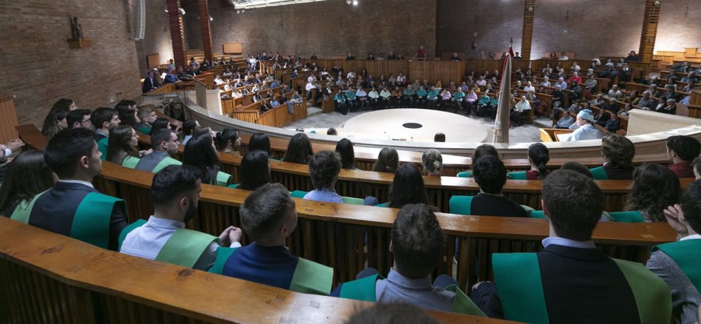 Investidura de la primera promoción de Educación Primaria y Ciencias de la Actividad Física en el campus donostiarra 4 Deusto feb Investidura de la primera promoción de Educación Primaria y Ciencias de la Actividad Física en el campus donostiarra