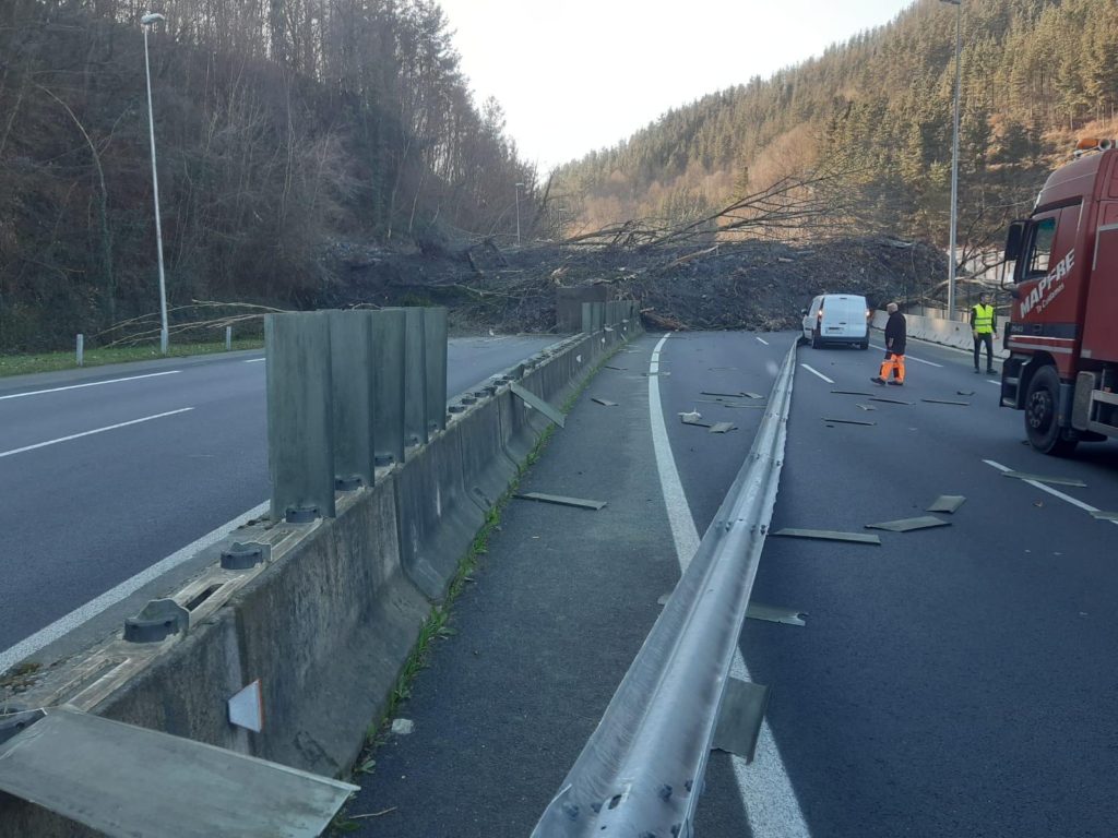 EQGqS2ZWoAAcZvb Buscan a dos posibles desaparecidos en un desprendimiento en Zaldibar (Bizkaia)