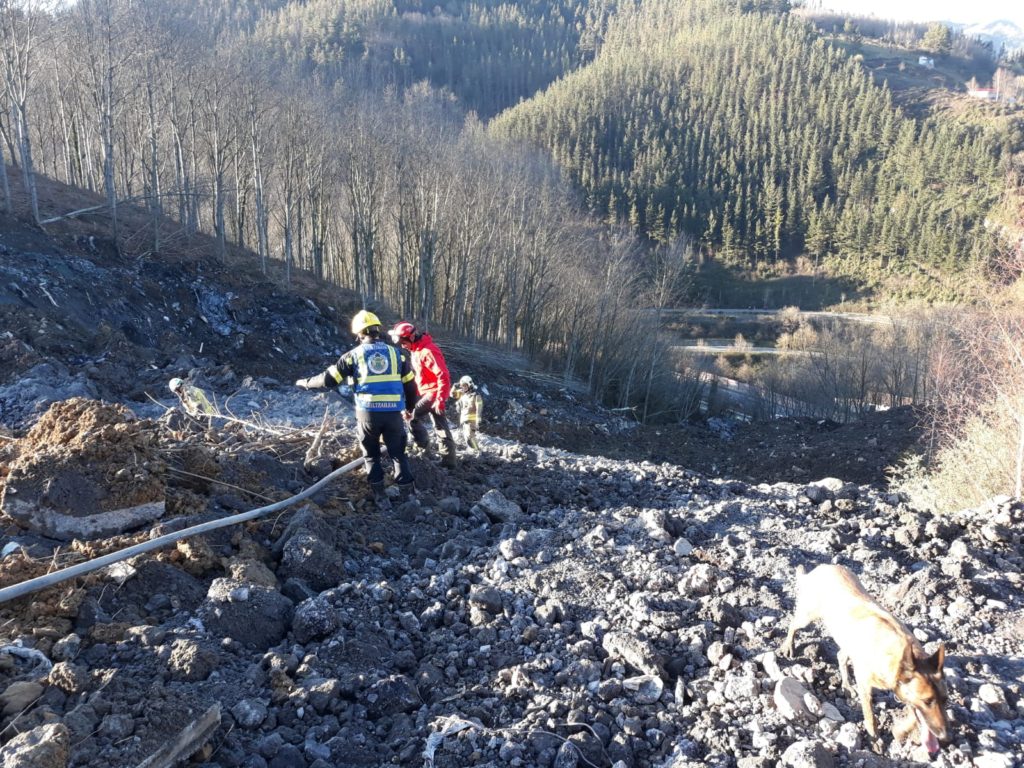 EQGvAAuW4AMkt90 La aparición de amianto suspende la búsqueda de los dos desaparecidos en la AP-8