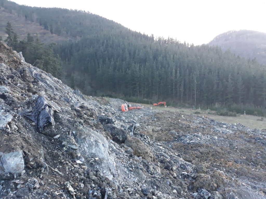 EQHCeAKXUAI5bba Abren un 'by-pass' en la AP-8 y sigue la búsqueda de los dos desaparecidos
