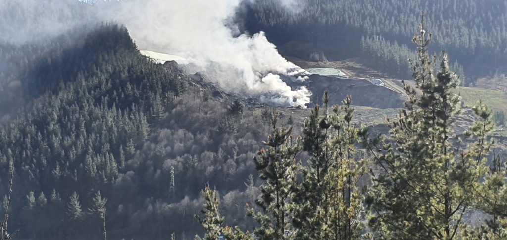 La inestabilidad del terreno impide de nuevo la búsqueda de los desaparecidos en el vertedero 24 Zaldibar incendio La inestabilidad del terreno impide de nuevo la búsqueda de los desaparecidos en el vertedero