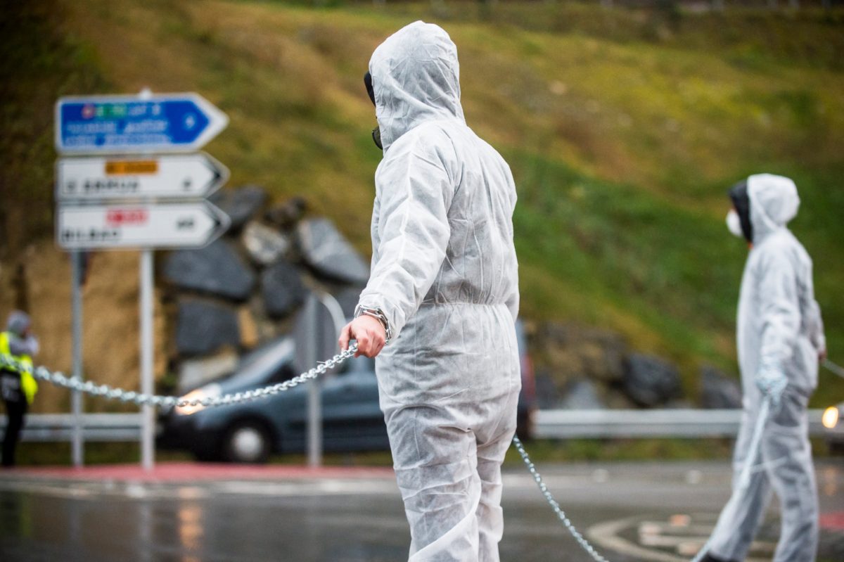 encadenados zaldibar scaled Corte de carretera en protesta por el derrumbe de Zaldibar