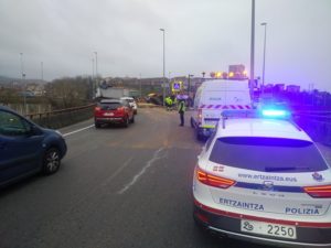 perdida1 Un camión pierde la carga de arena en Lezo