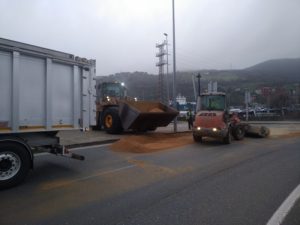 perdida4 300x225 - Un camión pierde la carga de arena en Lezo