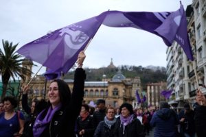 Multitudinaria marcha feminista en Donostia 10 2020 0308 18091600 copy 800x533 Multitudinaria marcha feminista en Donostia