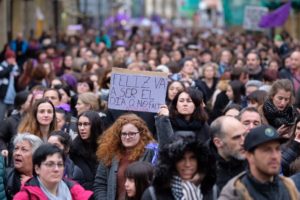 Multitudinaria marcha feminista en Donostia 9 2020 0308 18152900 copy 800x533 Multitudinaria marcha feminista en Donostia