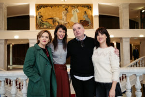 DSCF2357 "Deje su mensaje después de la señal", cuatro mujeres y un contestador