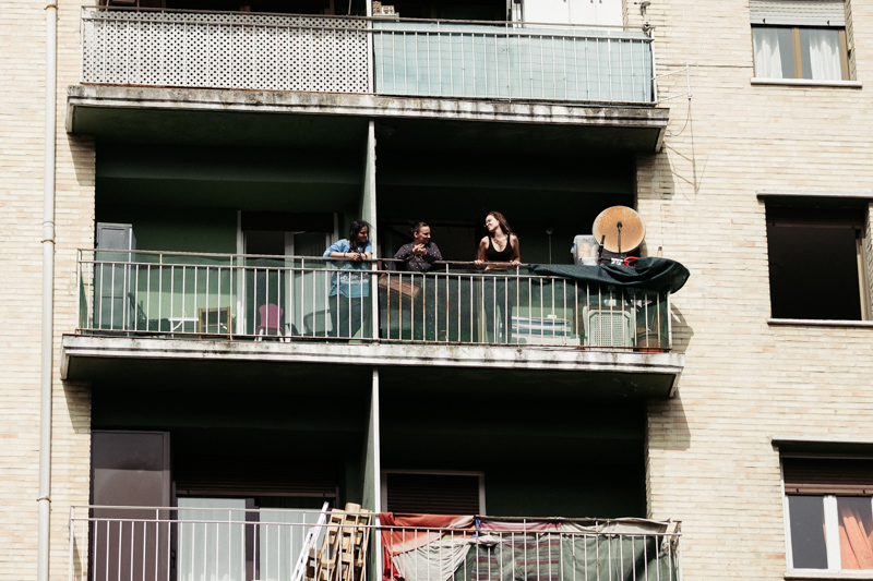 Los amaratarras estrechan relaciones entre vecinos pared de por medio. Foto: Santiago Farizano