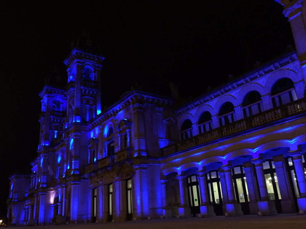 El Ayuntamiento se iluminará cada noche de azul en apoyo al personal socio-sanitario 2 Udala Urdinez El Ayuntamiento se iluminará cada noche de azul en apoyo al personal socio-sanitario