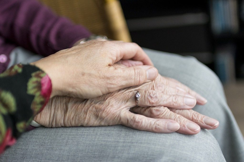 Nueve casos más de coronavirus en la residencia Caser Residencial Anaka de Irun 12 hands 2906458 1280 1 Nueve casos más de coronavirus en la residencia Caser Residencial Anaka de Irun