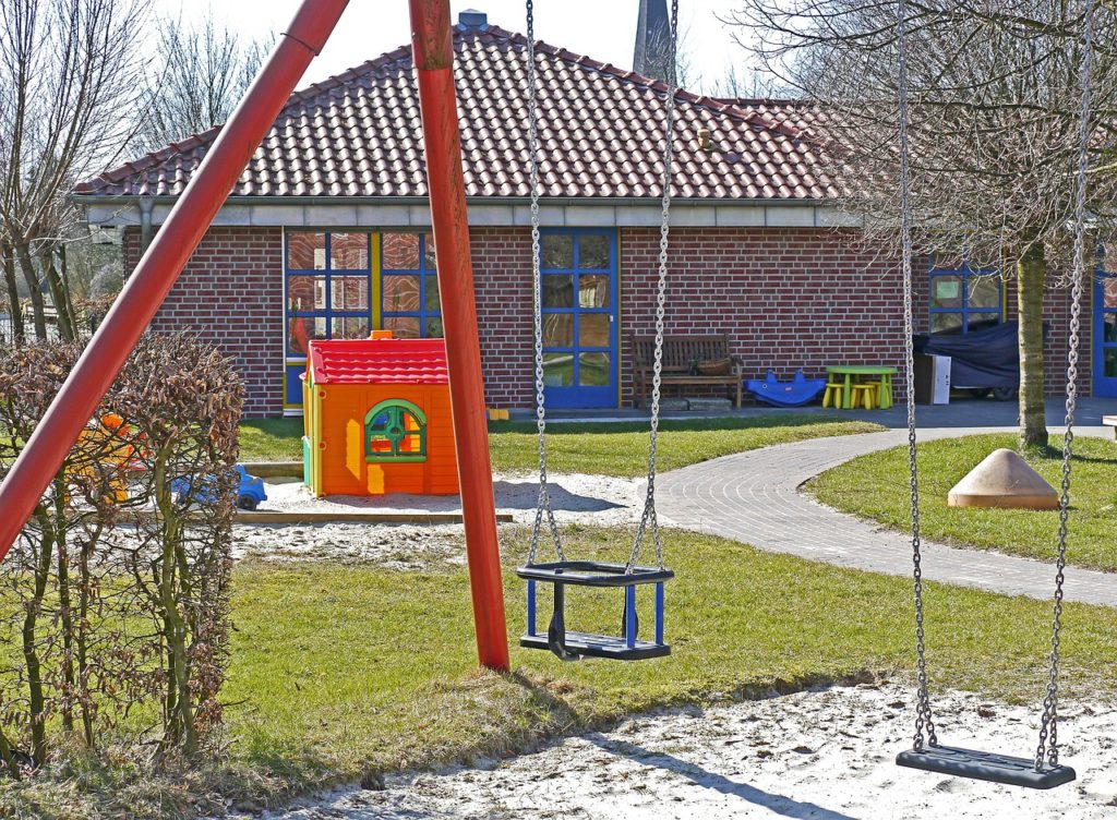 kindergarten 1322559 1280 Niños con abuelos "si no tienen fiebre", puntualiza Murga