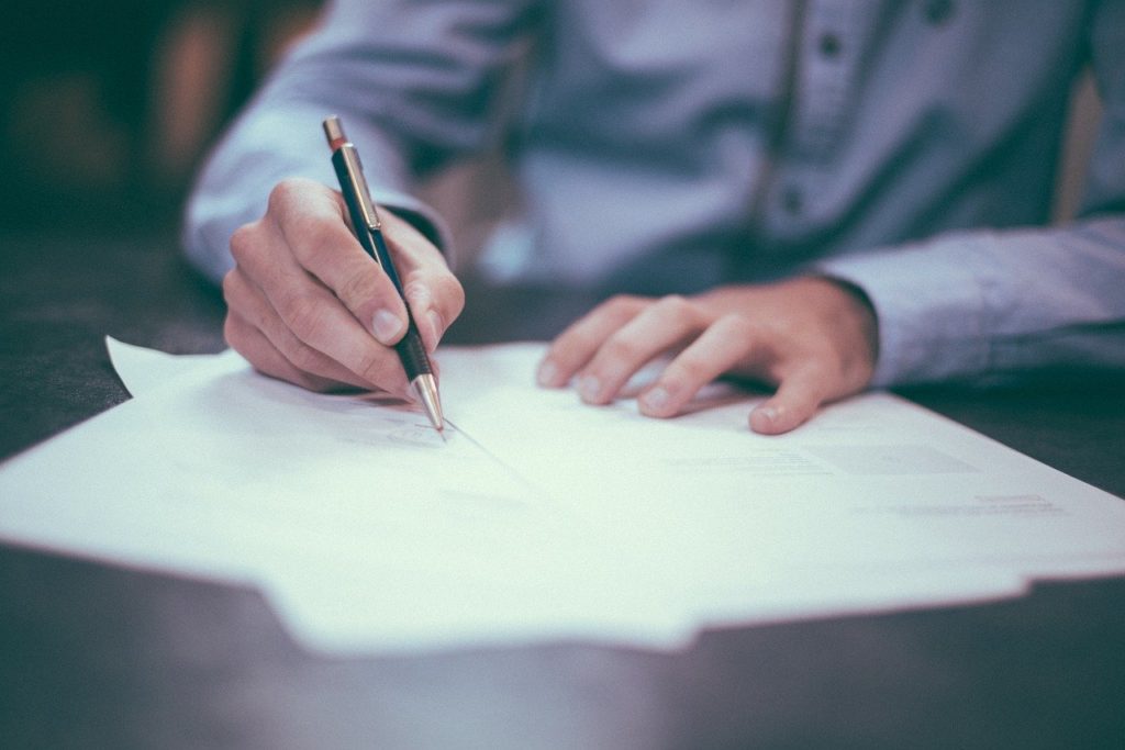 Lanbide crea una línea de ayudas para autónomos y empresarios individuales 4 writing 1149962 1280 Lanbide crea una línea de ayudas para autónomos y empresarios individuales