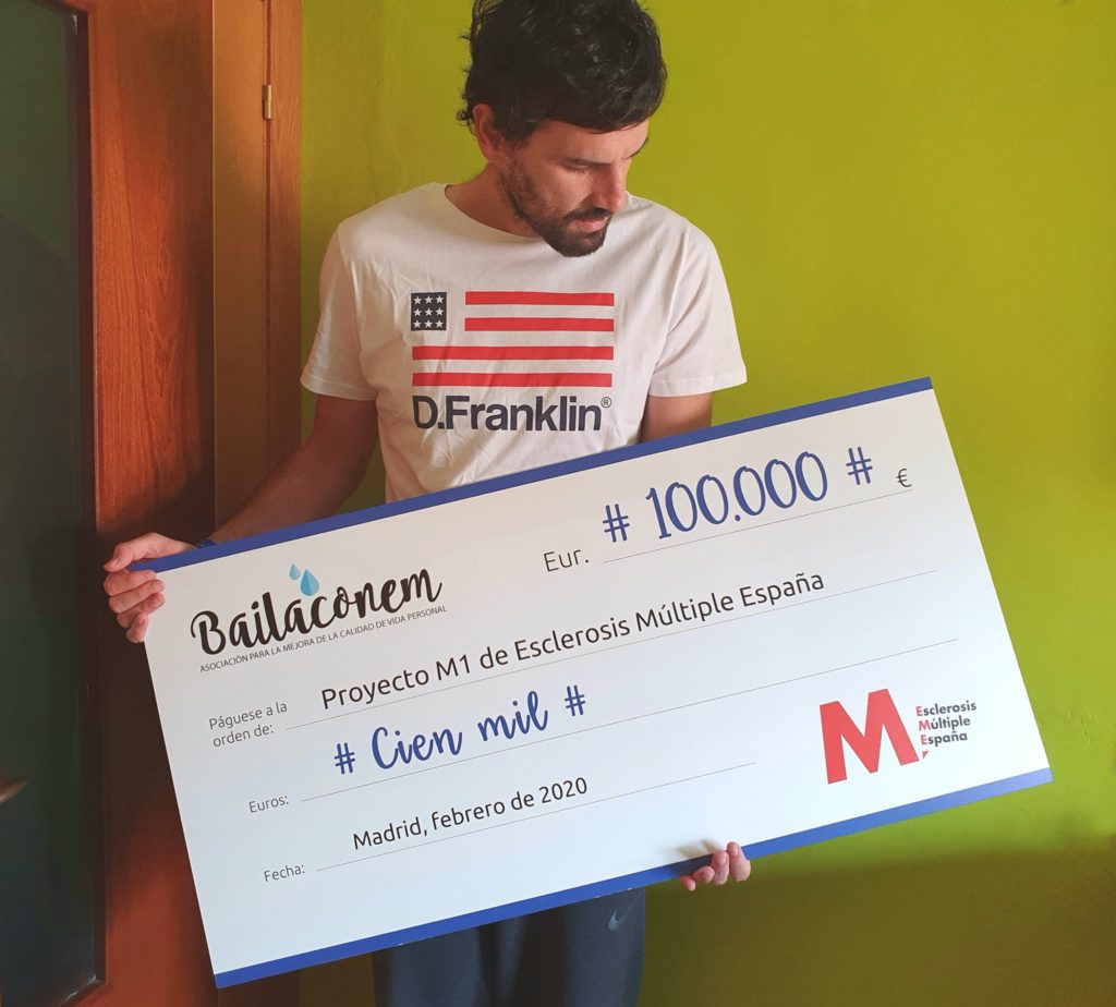 "Hace veinte años había un medicamento para la Esclerosis Múltiple, hace diez eran seis y ahora son quince" 8 Asier con el cheque "Hace veinte años había un medicamento para la Esclerosis Múltiple, hace diez eran seis y ahora son quince"