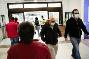 DSCF0018 800 Reparto de mascarillas en el Boulevard y en las estaciones de Donostia