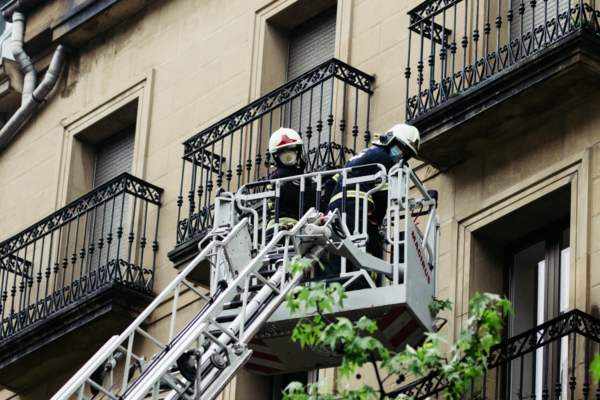 Asegurando un balcón en la calle Garibay. Foto: Santiago Farizano