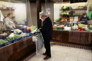 DSCF3232 800 27 de abril/10.40 El mercado se viste de plástico