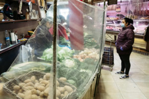 DSCF3289 800 27 de abril/10.40 El mercado se viste de plástico