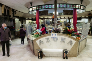 DSCF3294 800 27 de abril/10.40 El mercado se viste de plástico