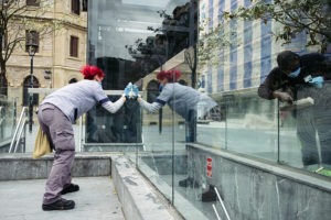 DSCF3681 800 30 de abril/11.24 Doble agradecimiento para quienes limpian por donde pasamos