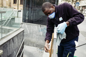 DSCF3696 800 30 de abril/11.24 Doble agradecimiento para quienes limpian por donde pasamos