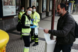 DSCF9858 800 Reparto de mascarillas en el Boulevard y en las estaciones de Donostia