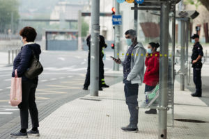DSCF9880 800 Reparto de mascarillas en el Boulevard y en las estaciones de Donostia