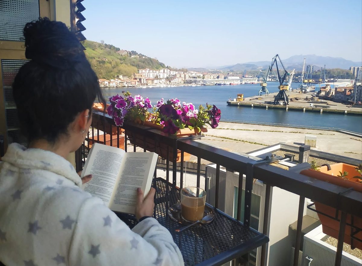 María tomando un café disfrutando de su terraza. Foto: M.N