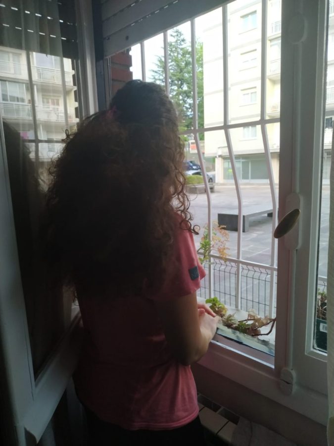 Camila observando desde una de sus ventanas la calle. Foto: Donostitik