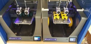 Impresora 3D FabLab 300x146 - La Universidad de Deusto fabricará material sanitario a través de la impresión 3D
