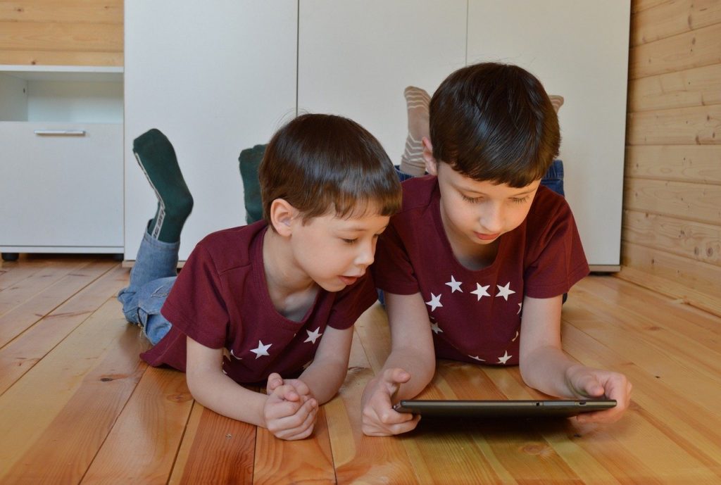 Deusto lanza vídeos con ejercicios para que los niños realicen en casa 1 board 5017872 1280 Deusto lanza vídeos con ejercicios para que los niños realicen en casa