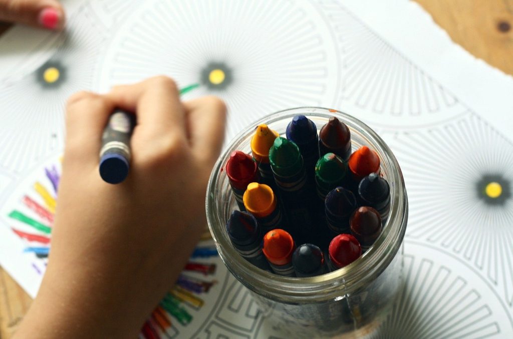crayons 1445053 1280 LABek matrikulazio-epea irekitzea eta haurreskolen itzulera tratatzea eskatu du