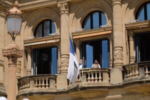 2020 0527 10571800 copy 800x533 Minuto de silencio en el Ayuntamiento donostiarra por los fallecidos a causa del Covid-19