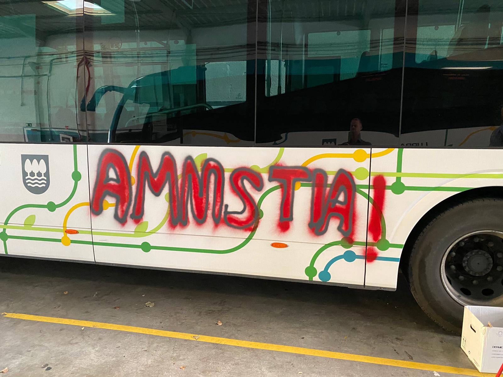 El autobús de la compañía Lurraldebus con las pintadas realizadas el 22 de mayo. Foto: Dpto. de Movilidad y Ordenación del Territorio de la Diputación de Gipuzkoa