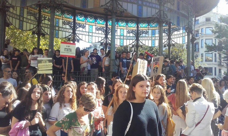 Foto de archivo. Jóvenes en la concentración del Boulevard. Foto: ELA Donostia (vía Twitter)