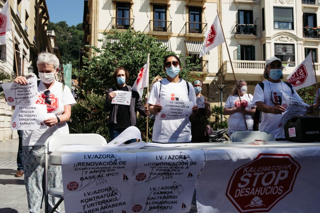"Lo primero es comer", recuerda Stop Desahucios a Lazora, propietaria de 320 viviendas en Donostia 11 DSCF3256 "Lo primero es comer", recuerda Stop Desahucios a Lazora, propietaria de 320 viviendas en Donostia