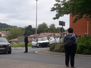 Foto2 Un herido tras chocar con su coche en el Paseo Larratxo de Altza