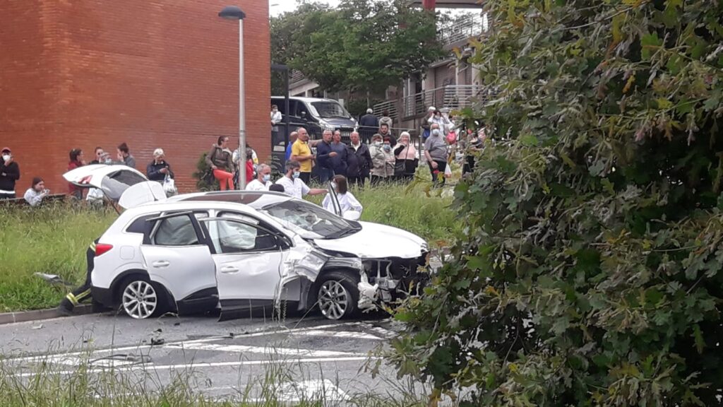 Un herido tras chocar con su coche en el Paseo Larratxo de Altza 19 Foto4 Un herido tras chocar con su coche en el Paseo Larratxo de Altza