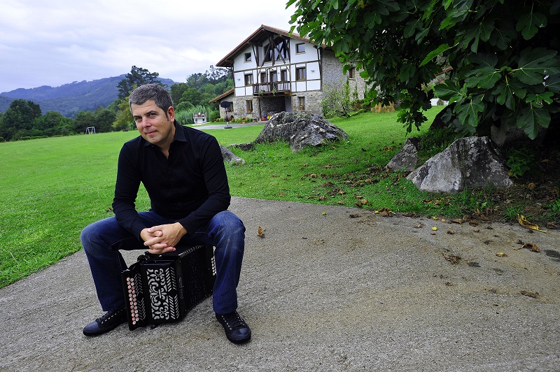 El músico vasco KEPA JUNKERA. En el entorno de su caserío OLIENE, en Busturia. Bizkaia. Foto: Donostia Kultura