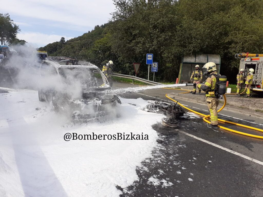 Saturraran Un herido tras un choque frontal entre un turismo y una moto en Mutriku