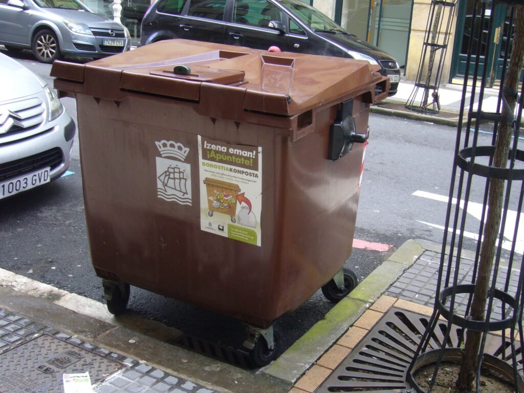 Elkarrekin Donostia recuerda que la ciudad sigue sin bolsas compostables 8 contenedor marron Elkarrekin Donostia recuerda que la ciudad sigue sin bolsas compostables