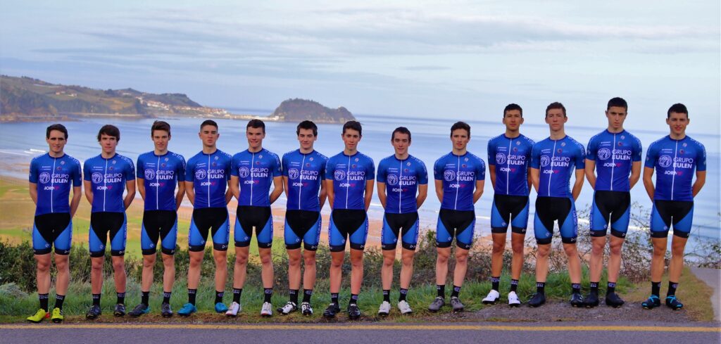 equipo homenaje Homenaje ciclista a las víctimas del Covid-19 por las tres capitales vascas