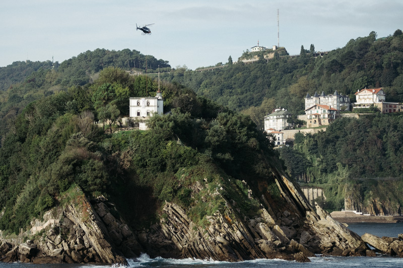 Imagen del helicóptero trasladando la grúa a la isla en octubre de 2019. Foto: Santiago Farizano